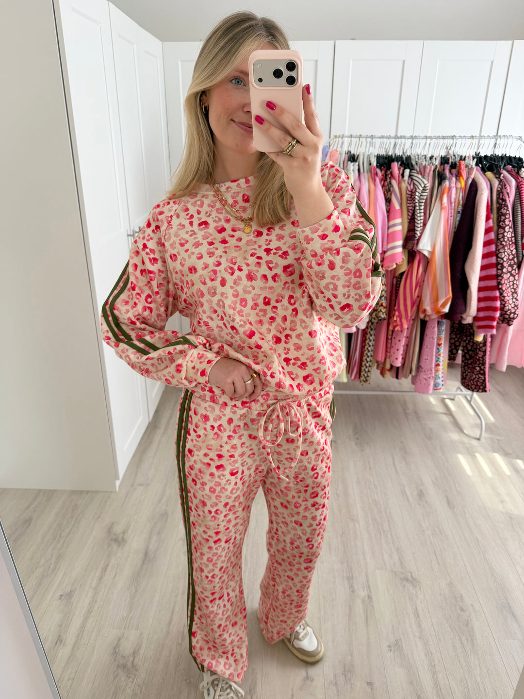 Lovely Leo Hose