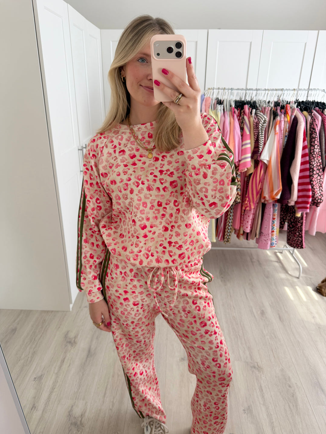 Lovely Leo Hose