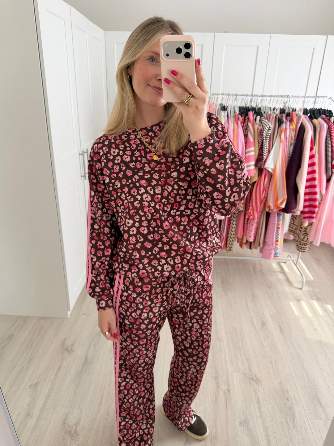 Lovely Leo Hose