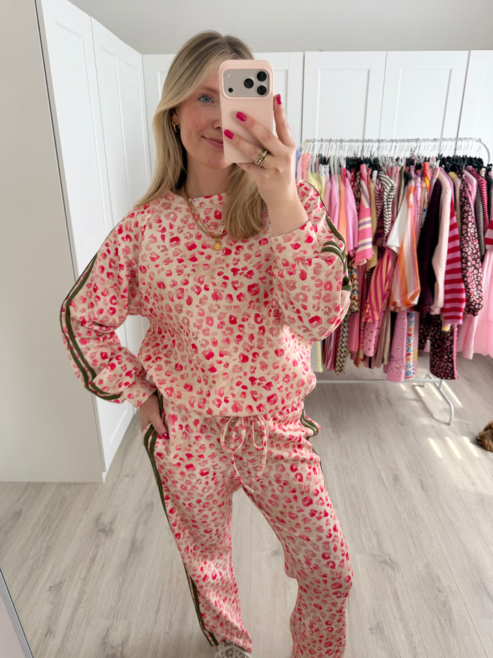Lovely Leo Hose