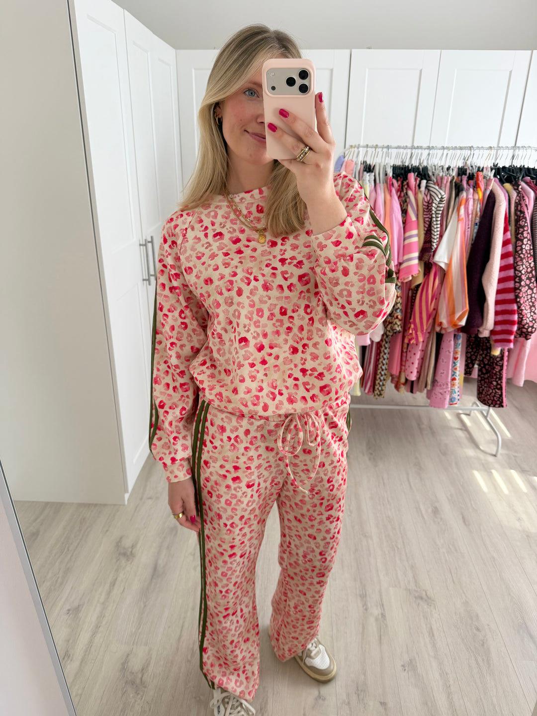 Lovely Leo Hose
